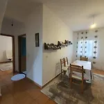 度假居 Spacious House With A Big Garden And Fire Pit 地拉那