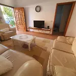 度假居 Spacious House With A Big Garden And Fire Pit 地拉那