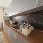 Spacious House With A Big Garden And Fire Pit 地拉那