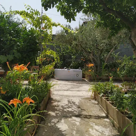 Spacious House With A Big Garden And Fire Pit Semesterbostad Tirana
