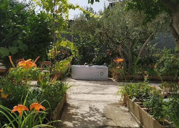 Spacious House With A Big Garden And Fire Pit Holiday home Tirana